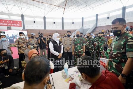  Pengecekan Forkopimda Jatim pada vaksinasi serentak di Magetan (IST)