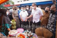 Mendag Lutfi saat melakukan inspeksi mendadak (sidak) ke distributor minyak goreng curah di kota Makassar, Sulawesi Selatan, hari ini, Kamis (17/2).