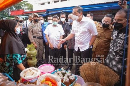 Mendag Lutfi saat melakukan inspeksi mendadak (sidak) ke distributor minyak goreng curah di kota Makassar, Sulawesi Selatan, hari ini, Kamis (17/2).