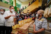Menteri Perdagangan, Muhammad Lutfi bersama Direktur Jenderal Perdagangan Dalam Negeri, Oke Nurwan meninjau implementasi kebijakan harga eceran tertinggi (HET) minyak goreng di Pasar Kramat Jati, Jakarta (03/02)