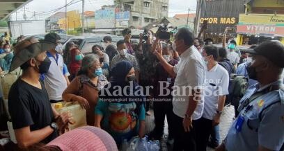 Menteri Perdagangan Muhammad Lutfi saat sidak kebutuhan pokok dan migor Kota Surabaya yakni di Pasar Tambakrejo Surabaya.