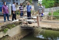 Kuswanto meninjau lokasi banjir di Mojokerto tepatnya di dusun Jetak, desa Jasem Kecamatan Ngoro, Kabupaten Mojokerto, Selasa (1/2/2022) (IST)