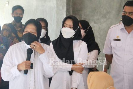  Menteri Sosial (Mensos) RI, Tri Rismaharini didampingi Bupati Mojokerto, Ikfina Fahmawati saat meninjau bantuan sosial di Desa Windurejo Kec Kutorejo (IST)