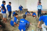 Warga binaan lapas Pamekasan ssat di ajari Produksi Paving Blok (IST)