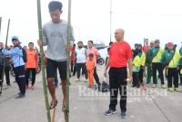 Dispora Jatim bermain Egrang, Terompah, Gobak Sodor, dll bersama masyarakat Madura di Pelabuhan Wisata Branta Pesisir Pamekasan (IST)