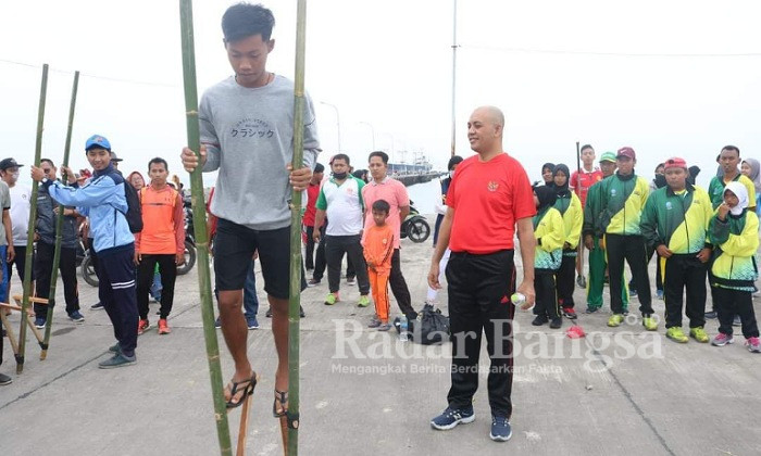 Dispora Jatim bermain Egrang, Terompah, Gobak Sodor, dll bersama masyarakat Madura di Pelabuhan Wisata Branta Pesisir Pamekasan (IST)