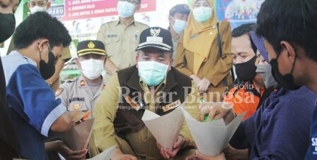 Wabub Pasuruan Mujib Imron (tengah), Foto : Humas Kompim pemkab Pasuruan untuk Kominfo Jatim
