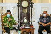 (Kanan) Wakil Bupati Mujib Imron dan (Kiri)  Ketua Komisi II DPR RI, Junimart Girsang pada saat melakukan kunjungan kerja ke Kabupaten Pasuruan (IST)
