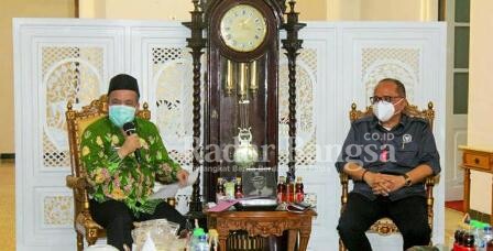 (Kanan) Wakil Bupati Mujib Imron dan (Kiri)  Ketua Komisi II DPR RI, Junimart Girsang pada saat melakukan kunjungan kerja ke Kabupaten Pasuruan (IST)
