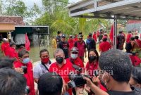 Ketua DPRD Provinsi Jatim Kusnadi bersama DPC PDI Perjuangan turun gunung melakukan baksos jalan rusak akibat banjir di Lamongan. Kamis, (10/2/2022) (IST)