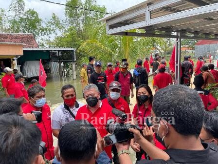 Ketua DPRD Provinsi Jatim Kusnadi bersama DPC PDI Perjuangan turun gunung melakukan baksos jalan rusak akibat banjir di Lamongan. Kamis, (10/2/2022) (IST)