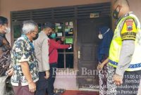 Bhabinkamtibmas Polres Pemalang bersama Satgas Covid-19 saat menempeli tanda Isman (IST)