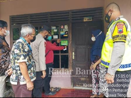 Bhabinkamtibmas Polres Pemalang bersama Satgas Covid-19 saat menempeli tanda Isman (IST)