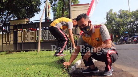 Usai olahraga pagi, seluruh personil Polres Pemalang melaksanakan kegiatan bersih-bersih di lingkungan mako dan ruang kerja masing-masing, Jumat (4/2/2022). (IST)