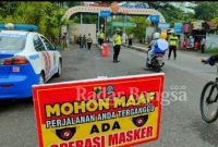 Anggota Polres Pemalang saat pantau pennjung wisata yang tidak bermasker di gerbang pintu masuk (IST)