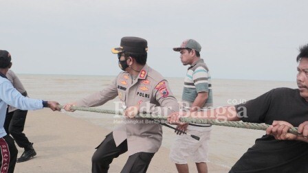 Kapolres Pemalang AKBP Ari Wibowo turut melaksanakan evakuasi bangkai perahu nelayan yang mengalami laka laut  (IST)