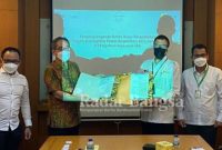 Penandatanganan berita acara kesepakatan Insentive Captive, REC dan Internet Icon+ dilakukan oleh Finance dan Accounting Director Polychem Indonesia Gunawan Halim (IST)