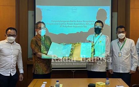 Penandatanganan berita acara kesepakatan Insentive Captive, REC dan Internet Icon+ dilakukan oleh Finance dan Accounting Director Polychem Indonesia Gunawan Halim (IST)