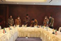 Penandatanganan Head Of Agreement (HOA) antara PLN dan Antam di Kantor Pusat PLN, Jakarta, Kamis (9/2/2022)