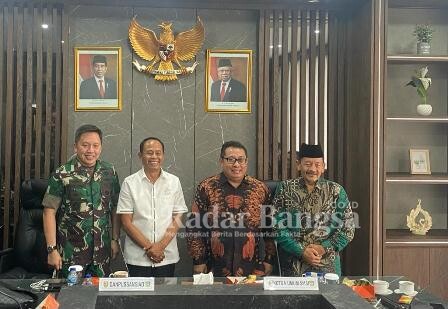 Komandan Pusat Sandi dan Siber TNI Angkatan Darat Brigjen TNI Iroth Sonny Edhie dalam rapat terbatas bersama Ketua Umum Serikat Media Siber Indonesia (SMSI) Firdaus, di Markas Besar TNI AD di Jakarta, Selasa, 15 Februari 2022. (IST)