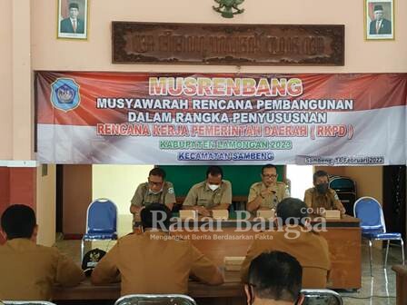 Musrengbangcam Sambeng Lamongan (Tengah)  Camat M. Eko Triprasetyo S, STP . (IST)