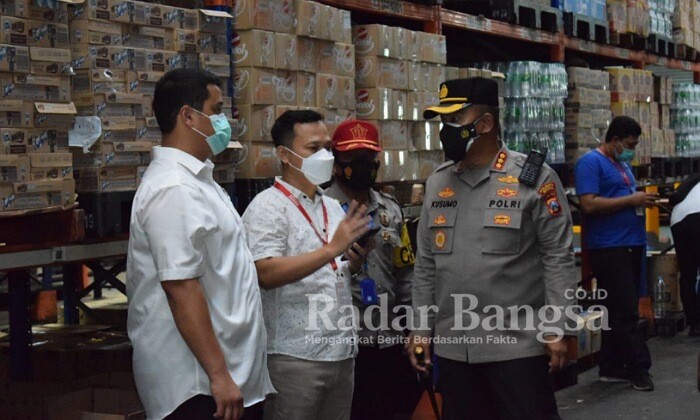 Kapolresta Sidoarjo saat sidak ke gudang minimarket (IST)