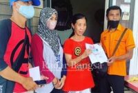 Bantuan Sosial saat disalurkan melalui PT Pos Indonesia (IST)