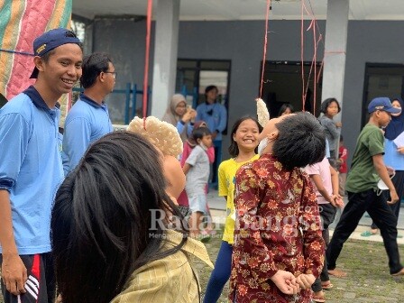 Lomba makan kerupuk