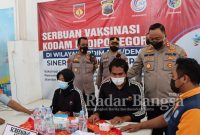 Kepala Kepolisian Resor Demak AKBP Budi Adhy  saat meninjau Vaksinasi (IST)