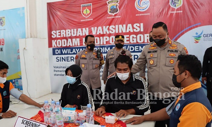 Kepala Kepolisian Resor Demak AKBP Budi Adhy  saat meninjau Vaksinasi (IST)