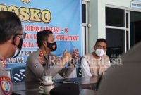 Kapolres Pemalang saat memberikan asistensi kepada petugas Posko PPKM Mikro terkait pencegahan, penanganan dan penanggulangan Covid-19 (IST)