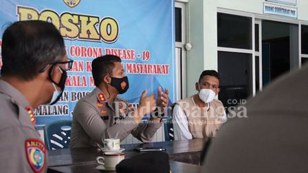 Kapolres Pemalang saat memberikan asistensi kepada petugas Posko PPKM Mikro terkait pencegahan, penanganan dan penanggulangan Covid-19 (IST)