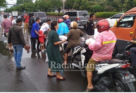 Diguyur Hujan anggota Wartawan tetap berbagi (IST)