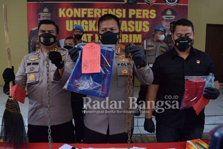 Kapolresta Sidoarjo Kombes Pol. Kusumo Wahyu Bintoro, saat gelar konfrensi pers dan menujukan BB pada wartawan, Kamis (3/2/2022). (IST)
