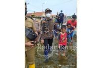 Bupati Sidoarjo saat datangi lokasi genangan air (IST)