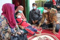  Gus Muhdlor didampingi Kepala Dinas Kesehatan, Kepala Dinas Sosial, Ketua Badan Amil Zakat Nasional (Baznas) Kabupaten Sidoarjo serta perangkat Desa Kedensari saat mengunjugi kediaman penderita (IST)