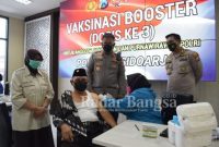 Kapolresta Sidoarjo meninjau pelaksanaan vaksinasi booster sebanyak 200 dosis, bagi anggota Polri, ASN dan Purnawirawan Polri (IST)