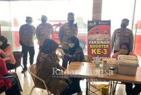 Kapolresta Sidoarjo saat meninjau  layanan vaksinasi bagi pengunjung mal (IST)