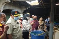 Anggota DPR RI H Rahmat Muhajirin, 
saat mengunjungi Pengerajin Tempe di Krian, Sidoarjo (23/02)