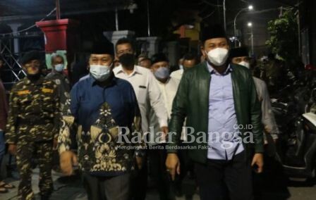 Wakil Bupati Sidoarjo H.Subandi, SH meresmikan infrastruktur penerangan jalan umum Waru di Balai RW 02 Desa Wedoro, Kecamatan Waru, Sabtu (5/2)  malam (IST)