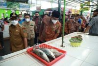 Wali Kota Malang Sutiaji mengajak Bupati Muhdlor berkunjung langsung ke Pasar Rakyat Oro-Oro Dowo, Kecamatan Klojen, Kota Malang. Selasa, (8/2/2022)