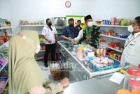 Bupati Sidoarjo saat meresmikan Program Bedah Warung di Desa Wonomlati Kecamatan Krembung, Rabu (9/2/2022) (IST)