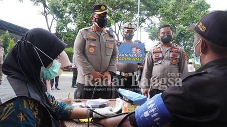 Melakukan razia vaksinasi bagi pengendara di kawasan Puri Surya Jaya, Gedangan, Sidoarjo. (IST)