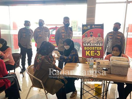 Kapolresta Sidoarjo saat meninjau  layanan vaksinasi bagi pengunjung mal (IST)