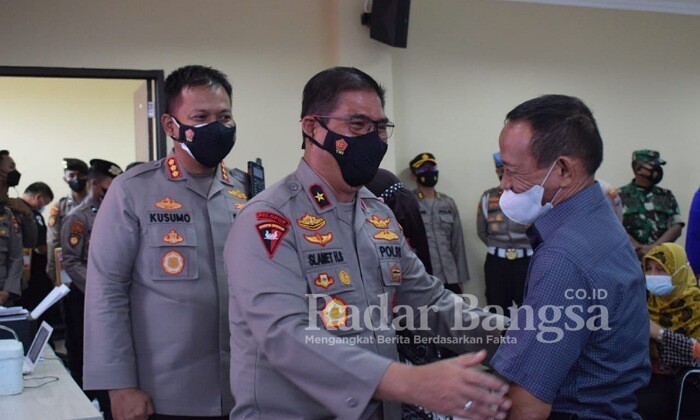 Wakapolda Jatim saat kunjungi vaksin di gedung Satlantas Polresta Sidoarjo (IST)