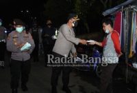 Kapolresta Sidoarjo Komisaris Besar Polisi Kusumo Wahyu Bintoro, turun langsung memimpin patroli dan bagikan masker. Senin (14/2/2022) malam,  (IST)