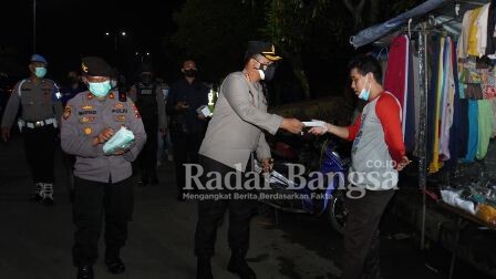 Kapolresta Sidoarjo Komisaris Besar Polisi Kusumo Wahyu Bintoro, turun langsung memimpin patroli dan bagikan masker. Senin (14/2/2022) malam,  (IST)