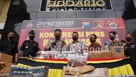 Kapolresta Sidoarjo Kombes Pol. Kusumo Wahyu Bintoro, saat gelar konfrensi pers Rokok tanpa pita cukai .Jumat (4/2/2022) (IST)