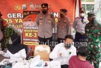 Kapolresta Sidoarjo Kombes Pol. Kusumo Wahyu Bintoro  saat mengunjundi grai vaksin diterminal Purabaya (IST)