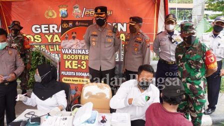 Kapolresta Sidoarjo Kombes Pol. Kusumo Wahyu Bintoro  saat mengunjundi grai vaksin diterminal Purabaya (IST)